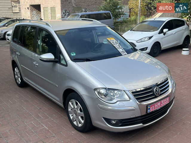 Серый Фольксваген Туран, объемом двигателя 1.4 л и пробегом 179 тыс. км за 8500 $, фото 1 на Automoto.ua
