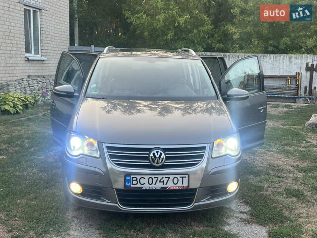 Серый Фольксваген Туран, объемом двигателя 1.97 л и пробегом 296 тыс. км за 10500 $, фото 1 на Automoto.ua
