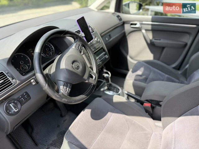 Серый Фольксваген Туран, объемом двигателя 1.6 л и пробегом 290 тыс. км за 9000 $, фото 7 на Automoto.ua