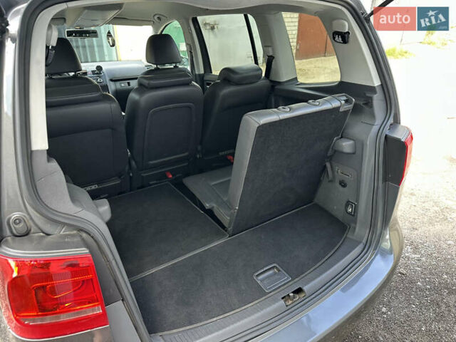 Серый Фольксваген Туран, объемом двигателя 1.97 л и пробегом 320 тыс. км за 12500 $, фото 7 на Automoto.ua