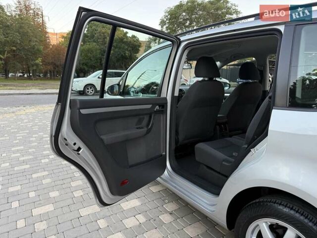 Серый Фольксваген Туран, объемом двигателя 1.4 л и пробегом 167 тыс. км за 9999 $, фото 73 на Automoto.ua