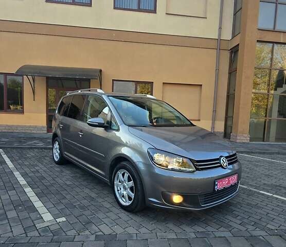 Серый Фольксваген Туран, объемом двигателя 1.6 л и пробегом 284 тыс. км за 9600 $, фото 1 на Automoto.ua