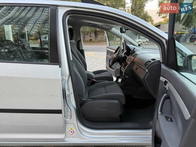 Серый Фольксваген Туран, объемом двигателя 1.4 л и пробегом 167 тыс. км за 9999 $, фото 82 на Automoto.ua