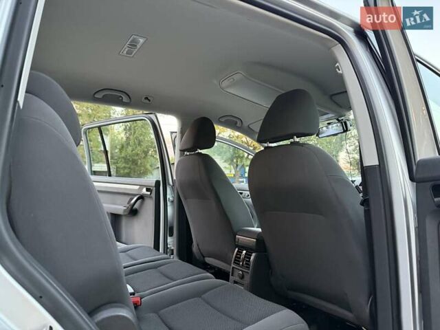 Серый Фольксваген Туран, объемом двигателя 1.4 л и пробегом 167 тыс. км за 9999 $, фото 58 на Automoto.ua