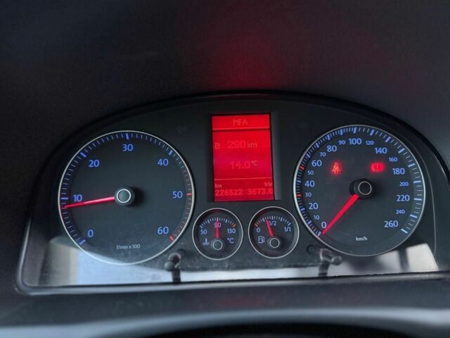 Сірий Фольксваген Туран, об'ємом двигуна 2 л та пробігом 226 тис. км за 4800 $, фото 22 на Automoto.ua