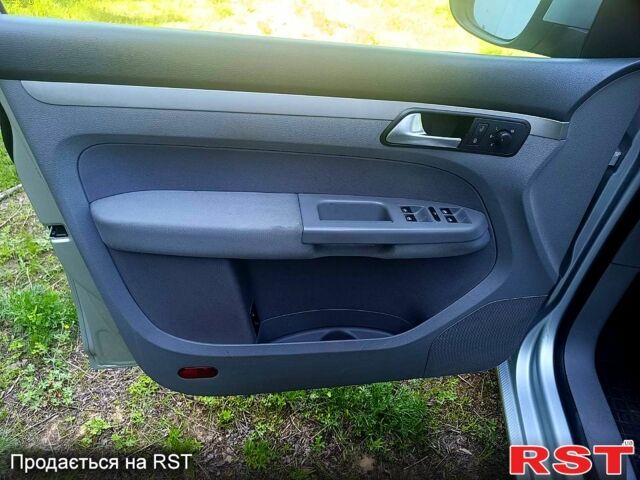 Серый Фольксваген Туран, объемом двигателя 1.4 л и пробегом 228 тыс. км за 7300 $, фото 5 на Automoto.ua