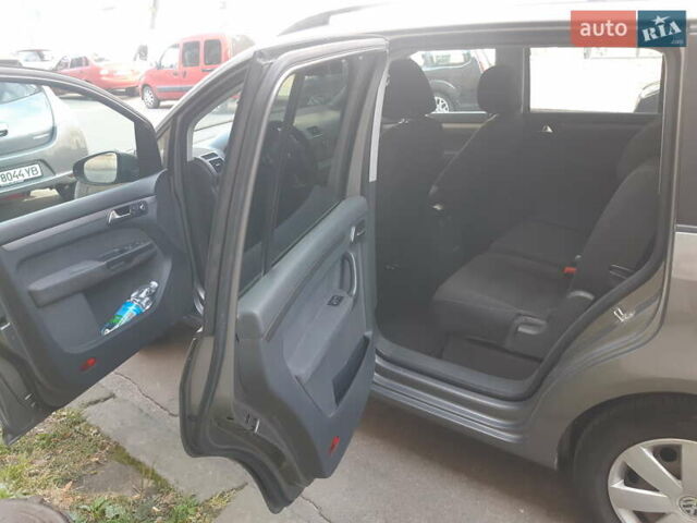 Серый Фольксваген Туран, объемом двигателя 1.6 л и пробегом 350 тыс. км за 9800 $, фото 1 на Automoto.ua