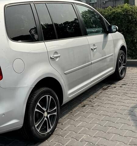 Серый Фольксваген Туран, объемом двигателя 1.6 л и пробегом 237 тыс. км за 10000 $, фото 7 на Automoto.ua