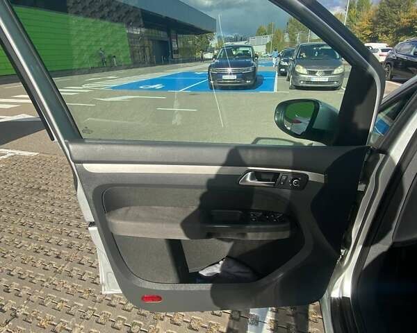 Серый Фольксваген Туран, объемом двигателя 1.6 л и пробегом 250 тыс. км за 10750 $, фото 11 на Automoto.ua