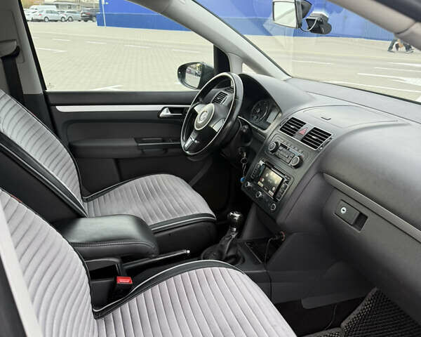 Серый Фольксваген Туран, объемом двигателя 1.6 л и пробегом 354 тыс. км за 8900 $, фото 18 на Automoto.ua