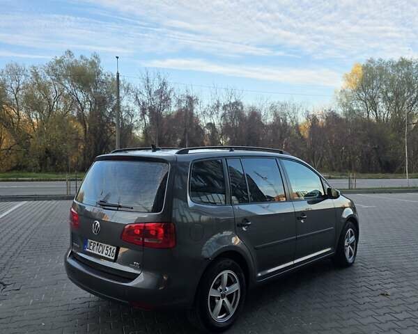 Серый Фольксваген Туран, объемом двигателя 1.6 л и пробегом 233 тыс. км за 8800 $, фото 6 на Automoto.ua