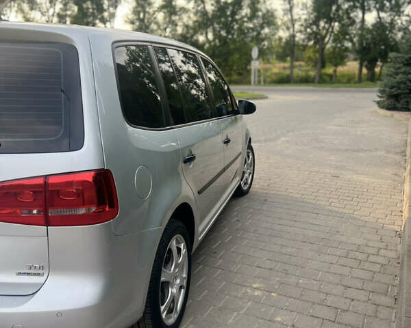 Серый Фольксваген Туран, объемом двигателя 1.6 л и пробегом 262 тыс. км за 8800 $, фото 5 на Automoto.ua