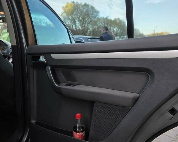 Серый Фольксваген Туран, объемом двигателя 1.6 л и пробегом 233 тыс. км за 8800 $, фото 25 на Automoto.ua