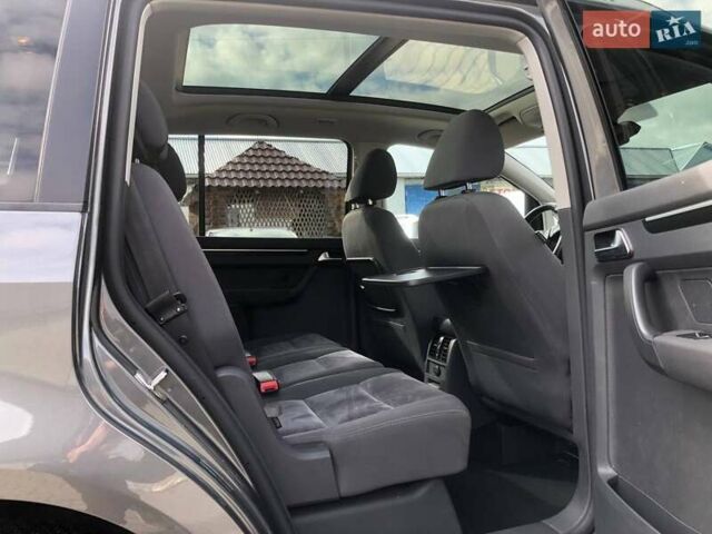 Серый Фольксваген Туран, объемом двигателя 1.4 л и пробегом 220 тыс. км за 10500 $, фото 18 на Automoto.ua