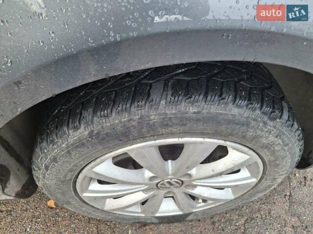 Серый Фольксваген Туран, объемом двигателя 2 л и пробегом 220 тыс. км за 11800 $, фото 3 на Automoto.ua