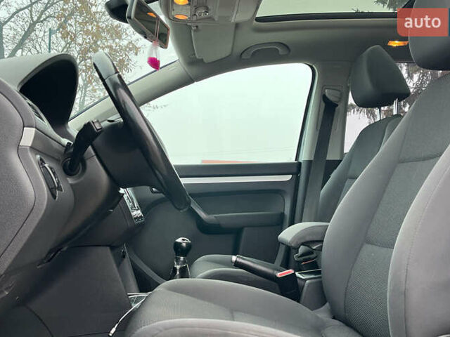 Серый Фольксваген Туран, объемом двигателя 1.6 л и пробегом 244 тыс. км за 9999 $, фото 19 на Automoto.ua