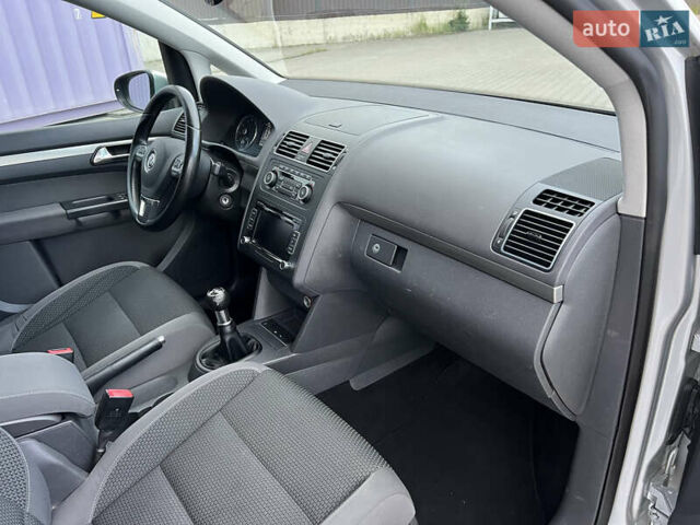 Серый Фольксваген Туран, объемом двигателя 1.4 л и пробегом 223 тыс. км за 7850 $, фото 61 на Automoto.ua