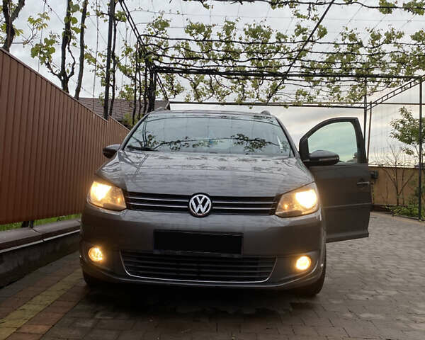 Серый Фольксваген Туран, объемом двигателя 1.6 л и пробегом 229 тыс. км за 11600 $, фото 1 на Automoto.ua