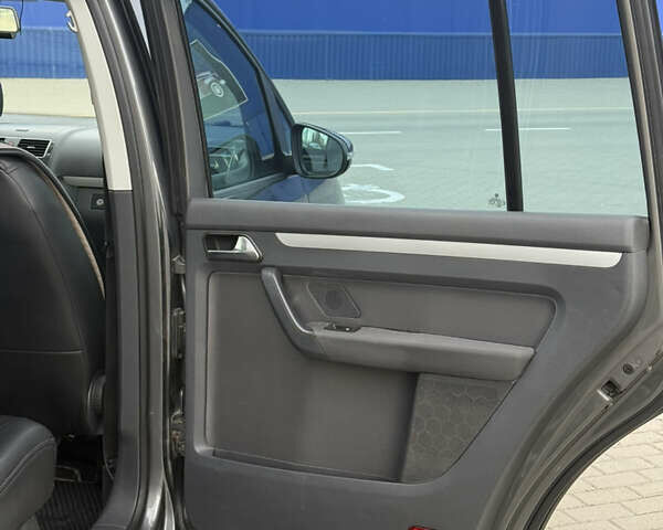 Серый Фольксваген Туран, объемом двигателя 1.6 л и пробегом 354 тыс. км за 8900 $, фото 16 на Automoto.ua