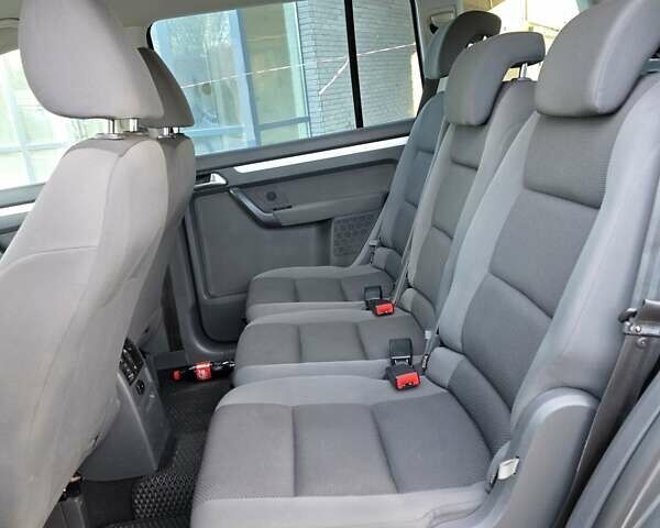 Серый Фольксваген Туран, объемом двигателя 1.6 л и пробегом 233 тыс. км за 8800 $, фото 22 на Automoto.ua