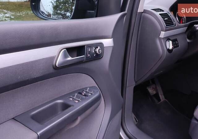 Серый Фольксваген Туран, объемом двигателя 1.6 л и пробегом 302 тыс. км за 10550 $, фото 12 на Automoto.ua