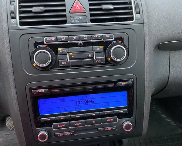 Серый Фольксваген Туран, объемом двигателя 1.6 л и пробегом 229 тыс. км за 11600 $, фото 6 на Automoto.ua