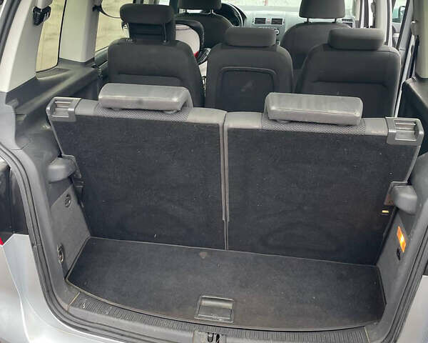 Серый Фольксваген Туран, объемом двигателя 1.6 л и пробегом 318 тыс. км за 8500 $, фото 21 на Automoto.ua