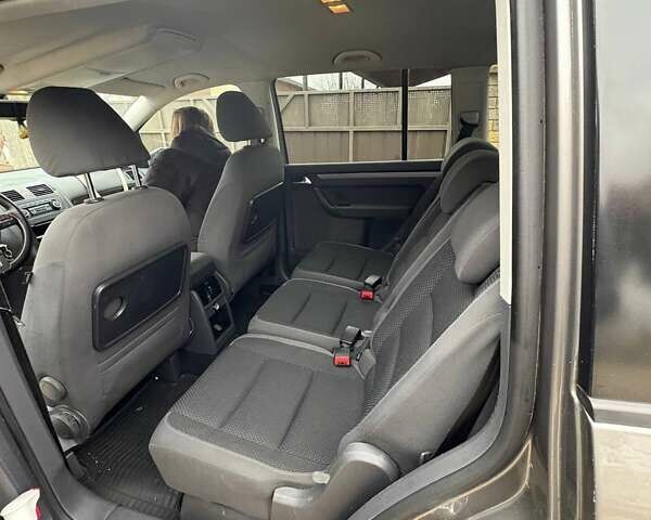 Сірий Фольксваген Туран, об'ємом двигуна 1.6 л та пробігом 245 тис. км за 9500 $, фото 16 на Automoto.ua