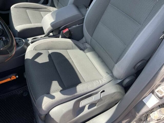 Серый Фольксваген Туран, объемом двигателя 2 л и пробегом 320 тыс. км за 8900 $, фото 5 на Automoto.ua