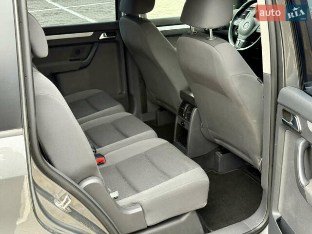 Сірий Фольксваген Туран, об'ємом двигуна 1.6 л та пробігом 244 тис. км за 10550 $, фото 33 на Automoto.ua