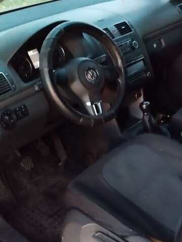 Серый Фольксваген Туран, объемом двигателя 1.39 л и пробегом 63 тыс. км за 11000 $, фото 4 на Automoto.ua