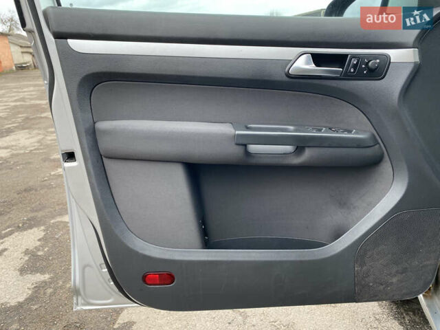 Серый Фольксваген Туран, объемом двигателя 1.6 л и пробегом 360 тыс. км за 4500 $, фото 17 на Automoto.ua