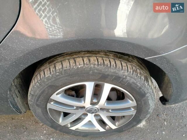 Серый Фольксваген Туран, объемом двигателя 1.6 л и пробегом 272 тыс. км за 9600 $, фото 2 на Automoto.ua