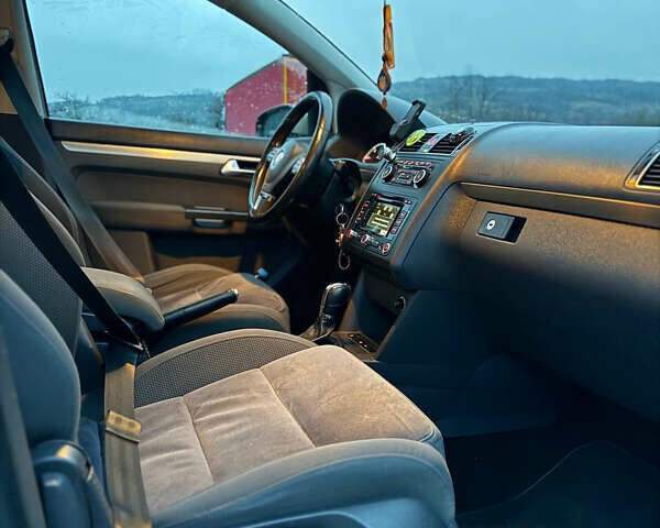 Серый Фольксваген Туран, объемом двигателя 1.6 л и пробегом 290 тыс. км за 9200 $, фото 22 на Automoto.ua