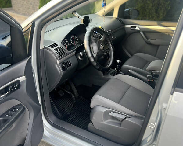 Серый Фольксваген Туран, объемом двигателя 1.6 л и пробегом 262 тыс. км за 8800 $, фото 7 на Automoto.ua