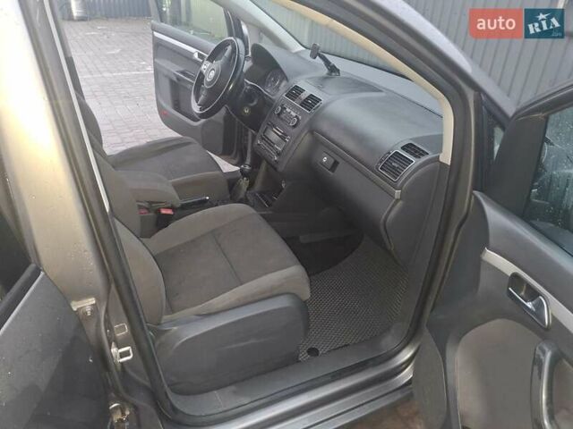 Серый Фольксваген Туран, объемом двигателя 1.6 л и пробегом 276 тыс. км за 8700 $, фото 5 на Automoto.ua