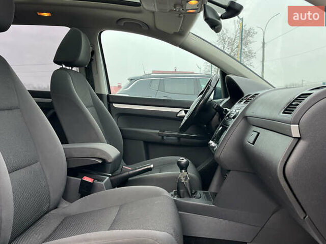 Серый Фольксваген Туран, объемом двигателя 1.6 л и пробегом 244 тыс. км за 9999 $, фото 24 на Automoto.ua