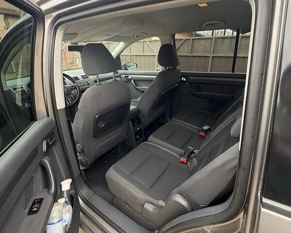 Сірий Фольксваген Туран, об'ємом двигуна 1.6 л та пробігом 245 тис. км за 9500 $, фото 5 на Automoto.ua