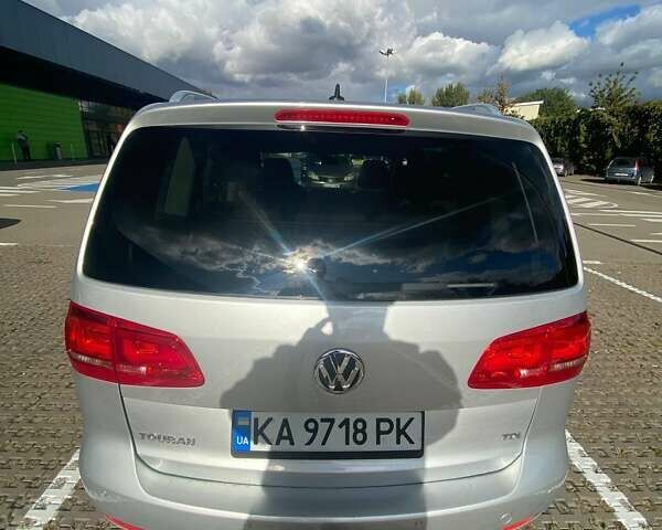 Серый Фольксваген Туран, объемом двигателя 1.6 л и пробегом 250 тыс. км за 10750 $, фото 6 на Automoto.ua