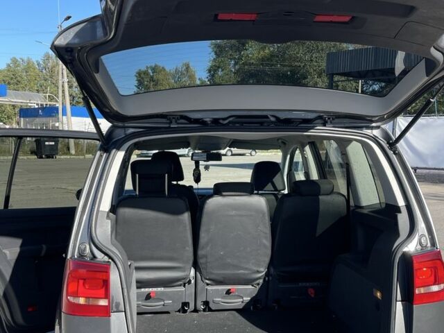 Серый Фольксваген Туран, объемом двигателя 1.6 л и пробегом 301 тыс. км за 9000 $, фото 4 на Automoto.ua