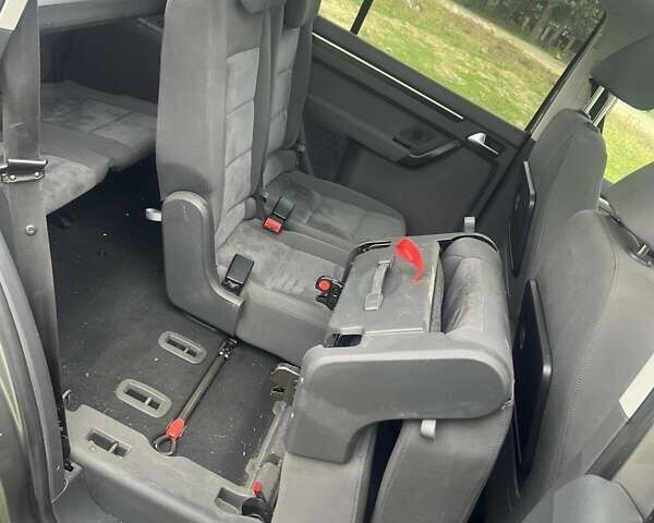 Серый Фольксваген Туран, объемом двигателя 1.6 л и пробегом 295 тыс. км за 9999 $, фото 29 на Automoto.ua