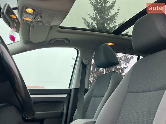 Серый Фольксваген Туран, объемом двигателя 1.6 л и пробегом 244 тыс. км за 9999 $, фото 20 на Automoto.ua