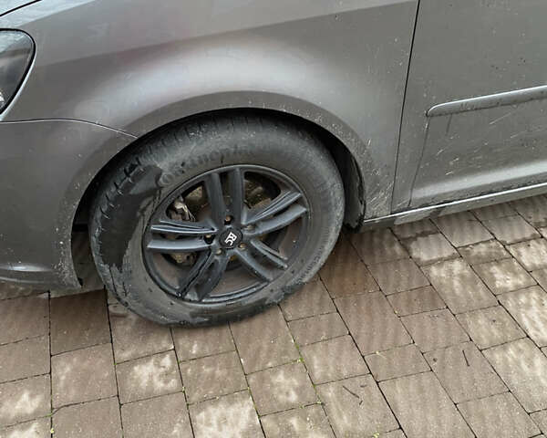 Серый Фольксваген Туран, объемом двигателя 1.6 л и пробегом 229 тыс. км за 11600 $, фото 5 на Automoto.ua