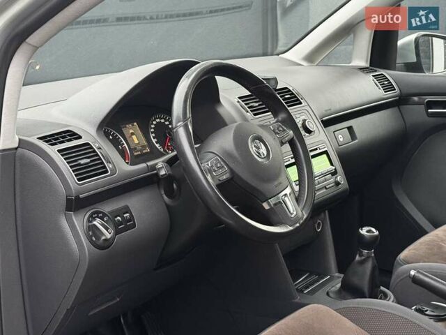 Серый Фольксваген Туран, объемом двигателя 1.6 л и пробегом 287 тыс. км за 9500 $, фото 6 на Automoto.ua