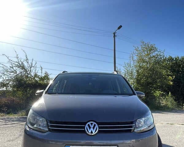 Серый Фольксваген Туран, объемом двигателя 1.6 л и пробегом 301 тыс. км за 9000 $, фото 4 на Automoto.ua