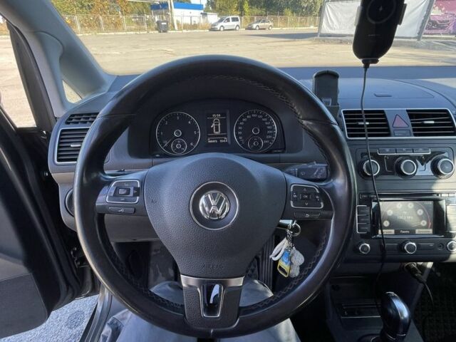 Серый Фольксваген Туран, объемом двигателя 1.6 л и пробегом 301 тыс. км за 9000 $, фото 6 на Automoto.ua