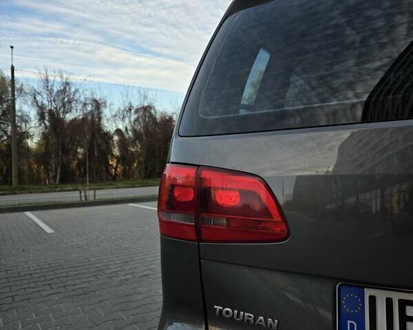 Серый Фольксваген Туран, объемом двигателя 1.6 л и пробегом 233 тыс. км за 8800 $, фото 24 на Automoto.ua