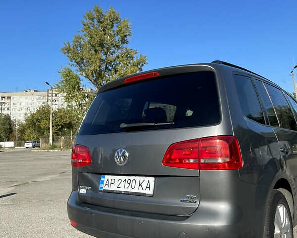 Серый Фольксваген Туран, объемом двигателя 1.6 л и пробегом 301 тыс. км за 9000 $, фото 1 на Automoto.ua