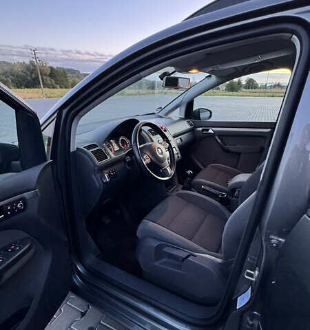 Серый Фольксваген Туран, объемом двигателя 1.6 л и пробегом 331 тыс. км за 8700 $, фото 17 на Automoto.ua