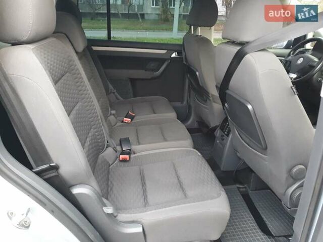 Серый Фольксваген Туран, объемом двигателя 1.97 л и пробегом 300 тыс. км за 10999 $, фото 12 на Automoto.ua